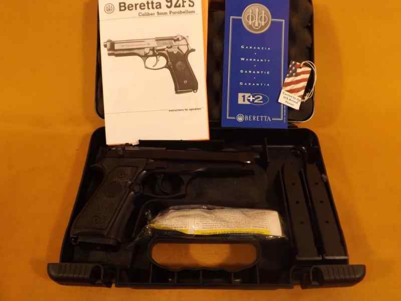 Beretta M9 9mm semi auto psitol w/factory case