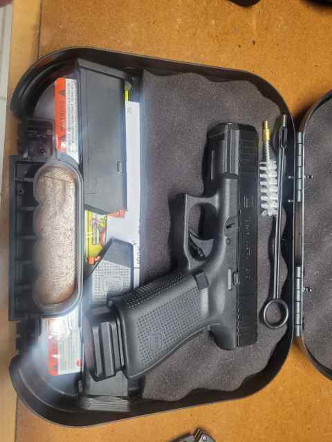 Glock 19 gen 5 with night sights in box