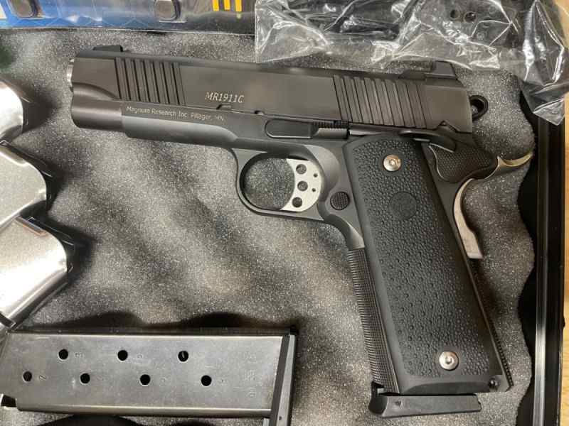 Magnum Research MR1911C 